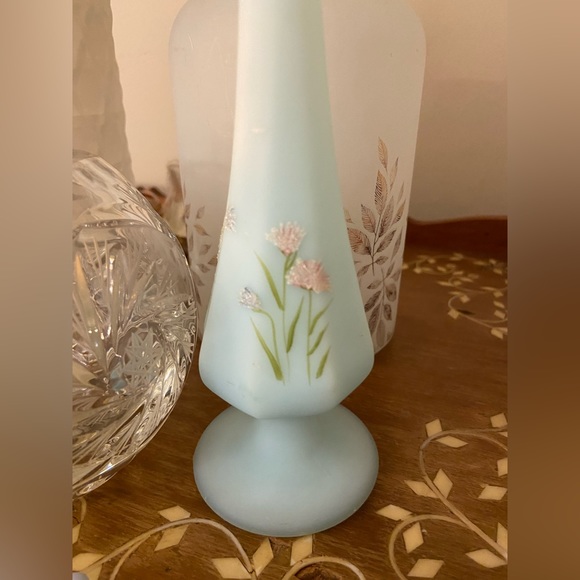 Vtg Fenton Bud Vase Blue Satin Cameo Glass Hand Painted Signed Grandma Core - Picture 4 of 8